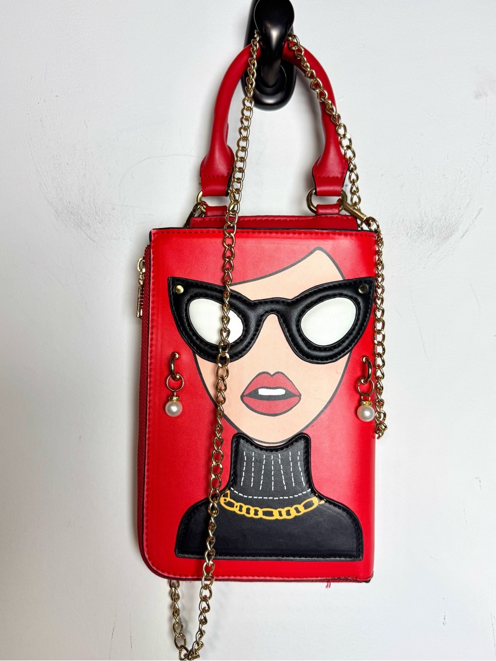 Red Novelty Lady Portrait Crossbody Bag with Chain Strap